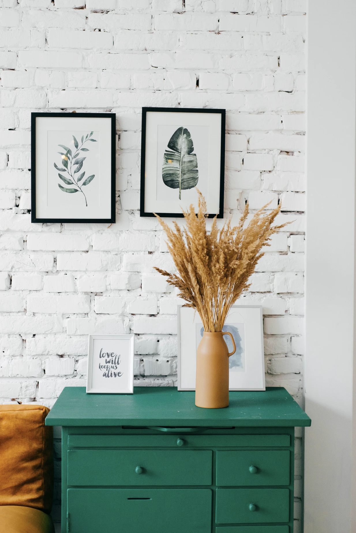 Imagen de un mueble con una maceta