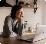mujer en laptop